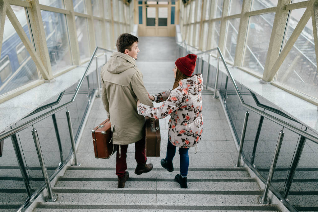 ρομαντικό ζευγάρι στην αγάπη με βαλίτσες στις σκάλες - Φωτογραφία, εικόνα