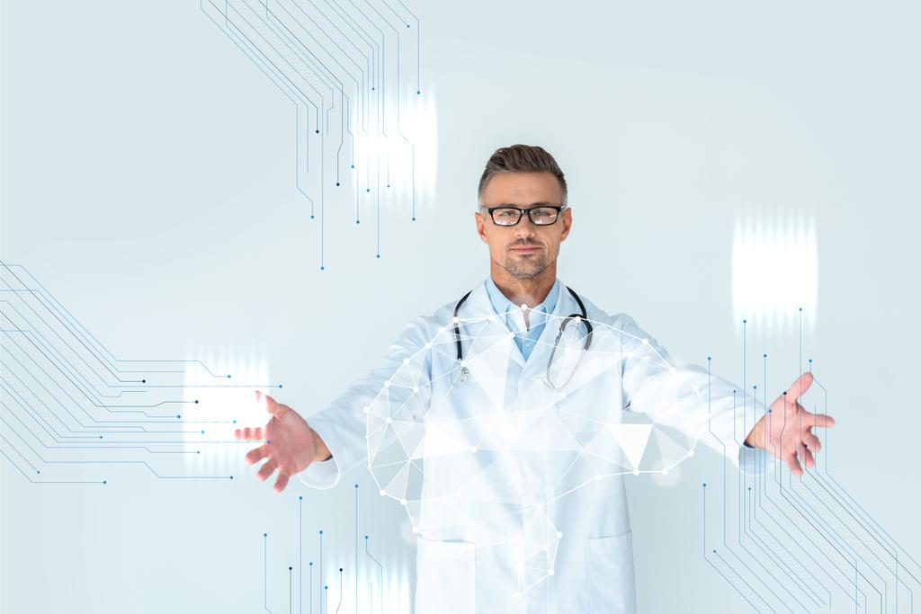 knappe dokter in glazen met stethoscoop op schouders staan met open armen en hersenen interface - Foto, afbeelding