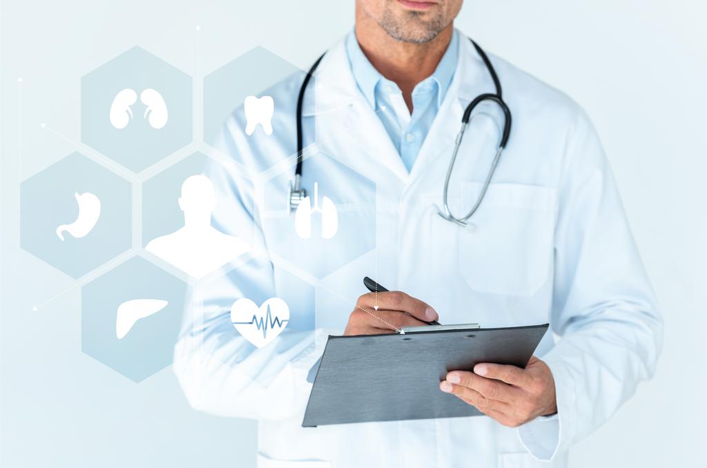 обрезанное изображение врача со стетоскопом на плечах, пишущего что-то в буфер обмена, изолированное на белом с медицинским интерфейсом
 - Фото, изображение