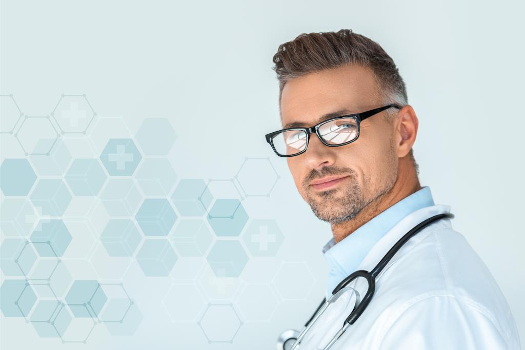 portrét pohledný doktor v brýlích s stetoskop na ramena, při pohledu na fotoaparát izolované na bílém s lékařskou rozhraní - Fotografie, Obrázek