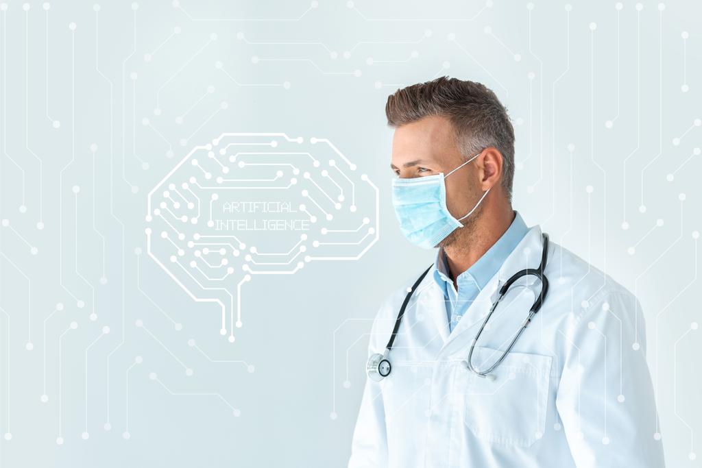 脳インターフェイスと人工知能のレタリングと離れて上分離白を探して医療マスクでハンサムな医者 - 写真・画像
