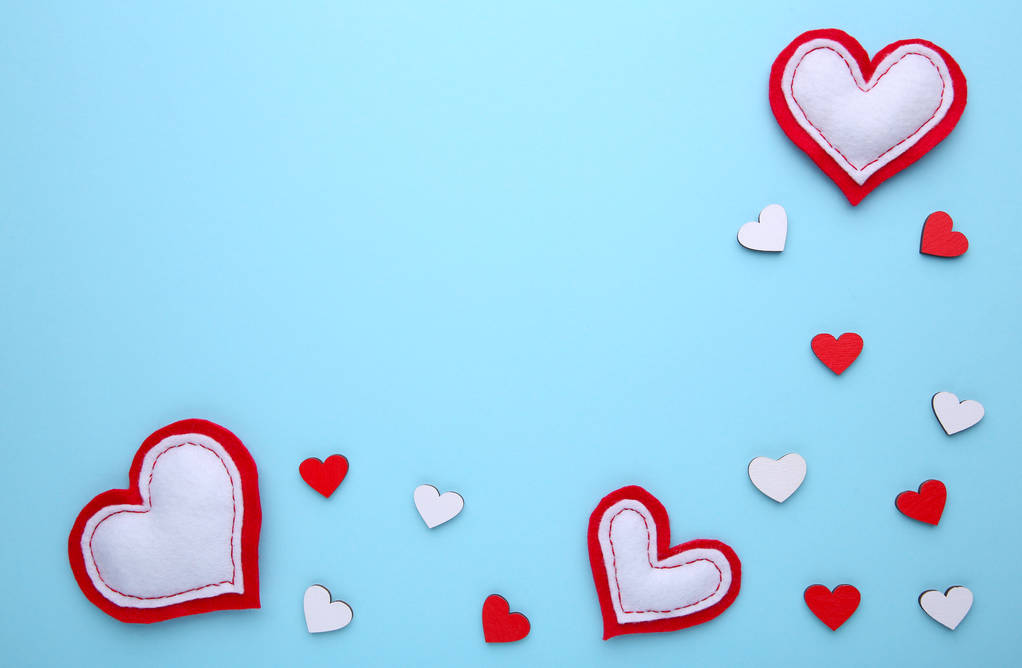 De kaart van de groet van de dag van Valentijnskaarten. Handmaded hart op blauwe backround. Bovenaanzicht met kopie ruimte - Foto, afbeelding