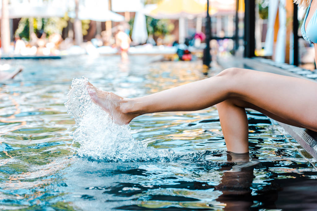 Yüzme Havuzu oturan kız görünümünü kırpılmış - Fotoğraf, Görsel