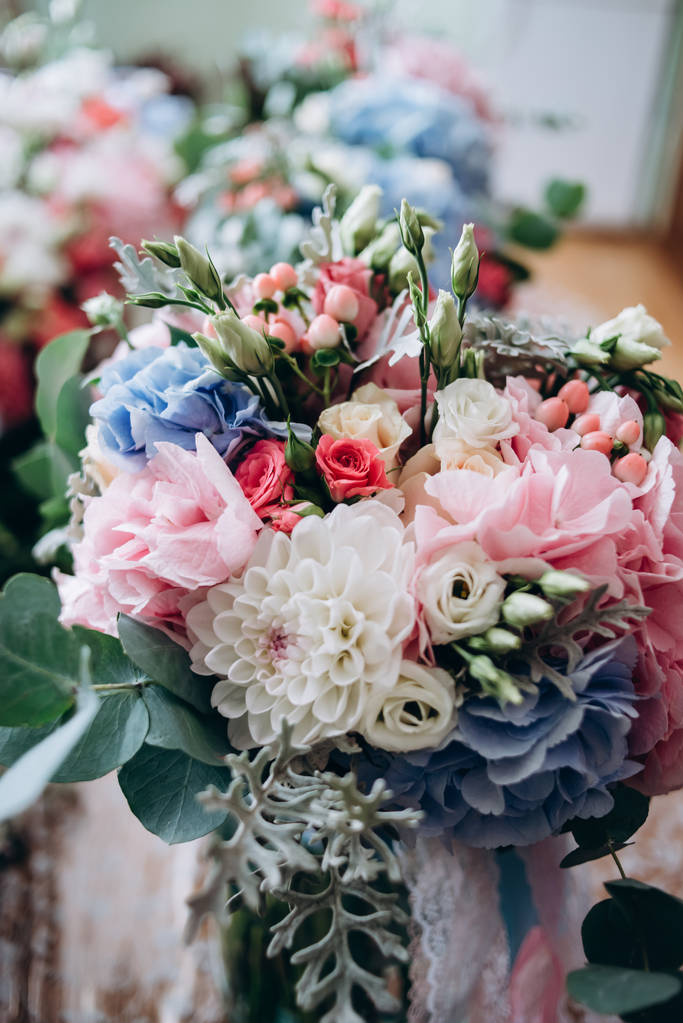 Nádherné svatební kytice z modré, červené, bílé a růžové květiny pro nevěstu. Svatební detaily a přirozené koncepce - Fotografie, Obrázek