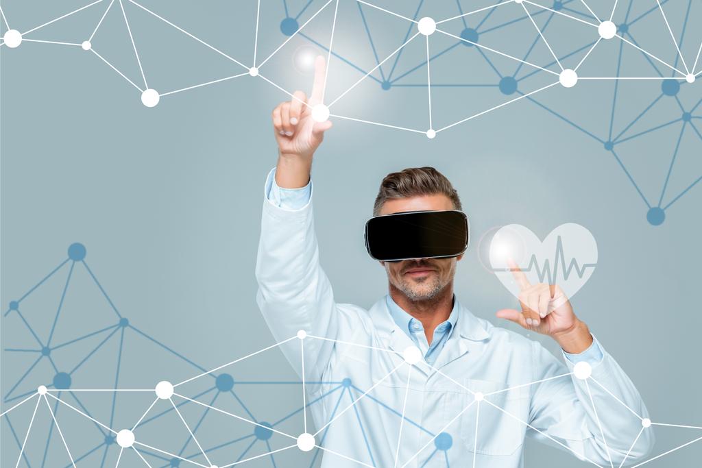 灰色、人工知能の概念に分離されたハートビート医療インターフェイスに触れる仮想現実ヘッドセットの科学者 - 写真・画像