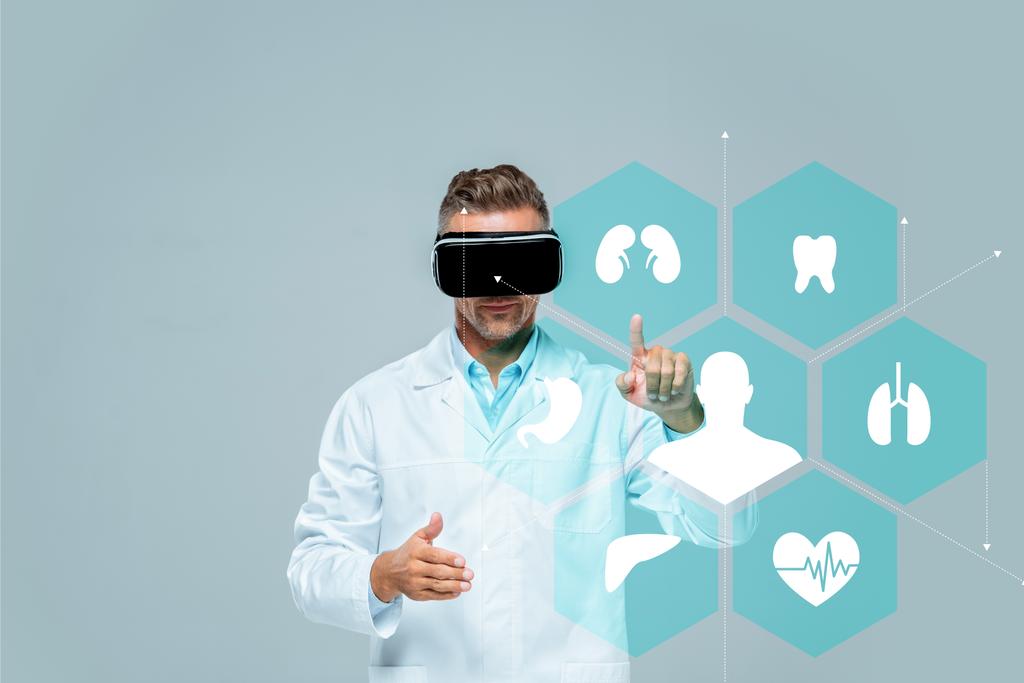 ученый в виртуальной реальности гарнитура касаясь медицинского интерфейса изолированы на сером, искусственный интеллект концепции
 - Фото, изображение