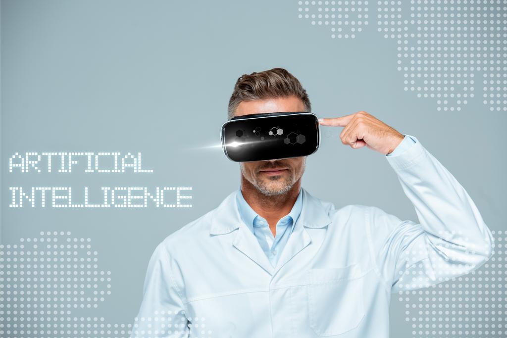 επιστήμονας στο σετ κεφαλής εικονικής πραγματικότητας που δείχνει στο κεφάλι του, απομονώνονται σε γκρι, τεχνητή νοημοσύνη έννοια - Φωτογραφία, εικόνα