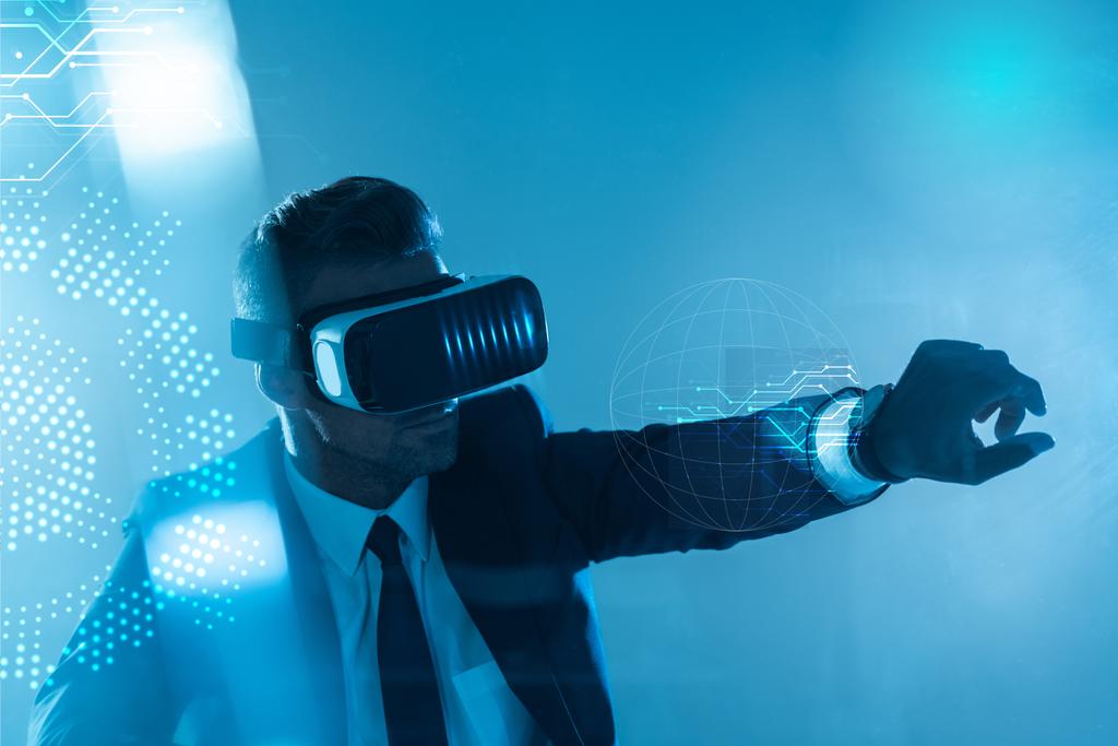 бизнесмен в виртуальной реальности гарнитура изолирована на синий, искусственный интеллект концепции
 - Фото, изображение