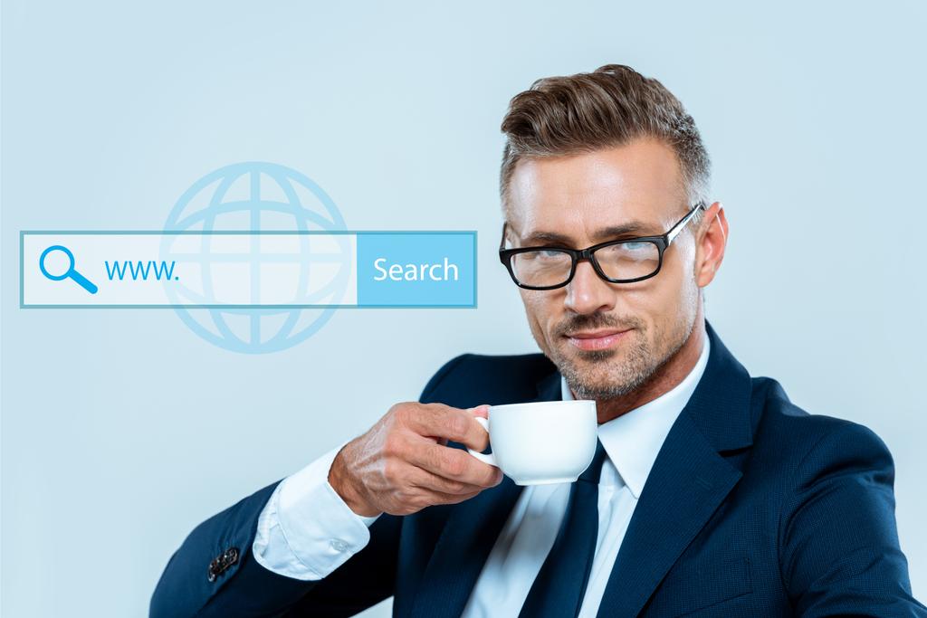 handsome businessman drinking coffee and looking at camera isolated on blue with search bar - Photo, Image