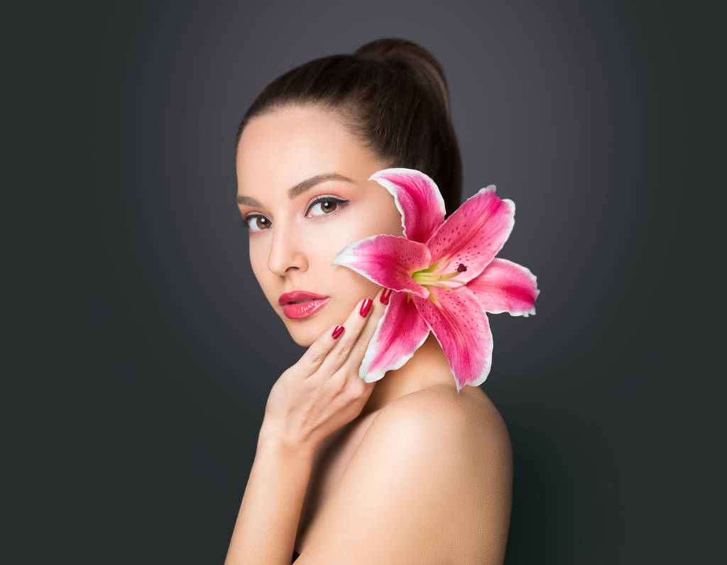 Bruneta krása v lehký make-up drží barevné lily květina. - Fotografie, Obrázek