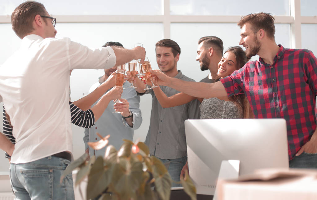 equipo creativo de negocios levantando sus copas de champán
 - Foto, Imagen