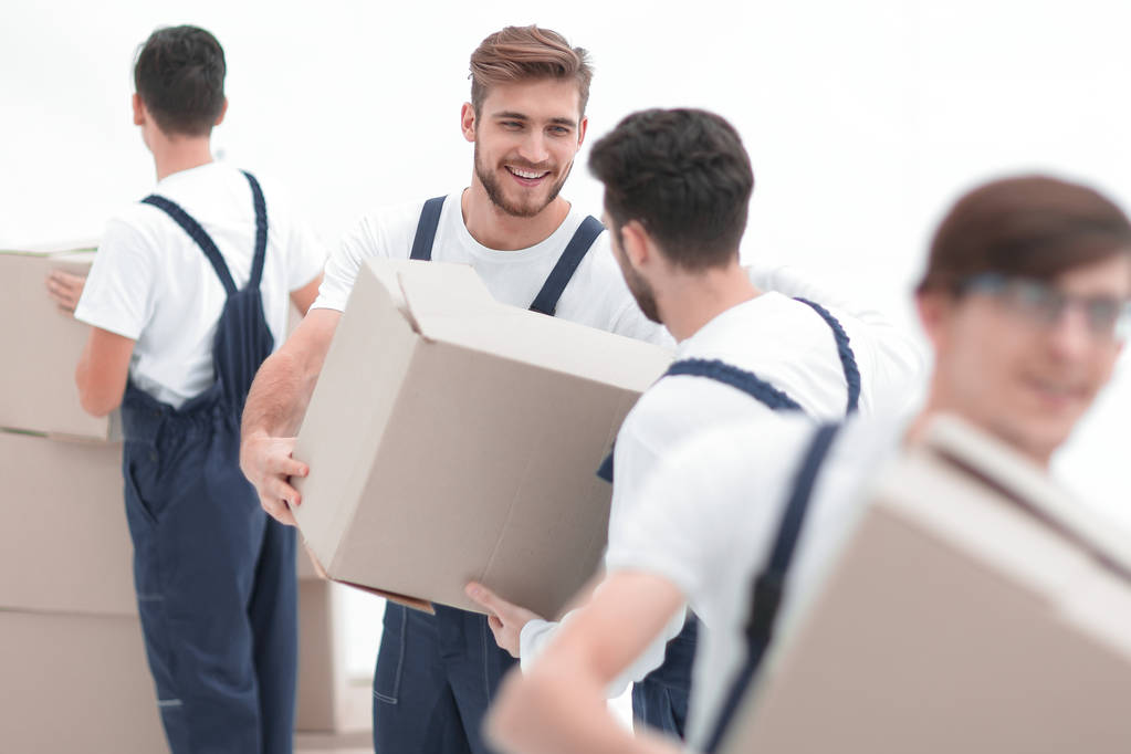 Mozgatói gazdaság doboz mosolyogva elszigetelt fehér backgro portré - Fotó, kép
