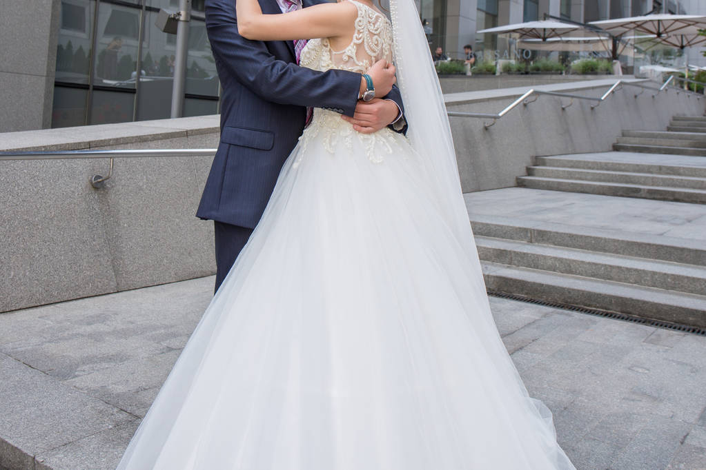 νύφη και γαμπρός στέκονται κοντά στις σκάλες - Φωτογραφία, εικόνα