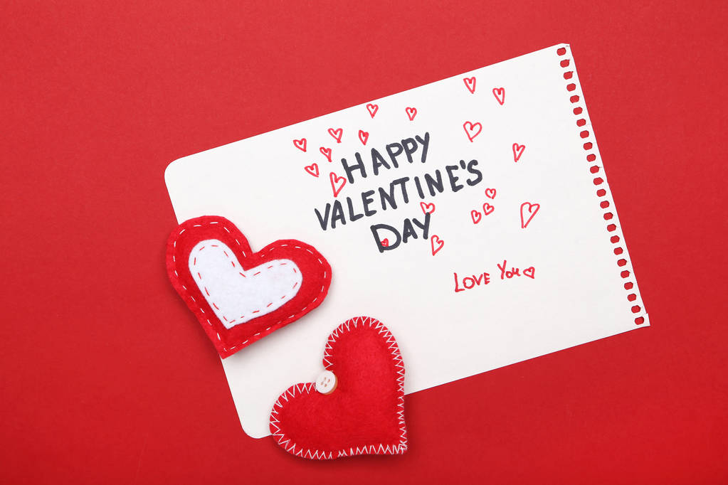 Надпись С Днем Святого Валентина с сердцами на красном фоне
 - Фото, изображение