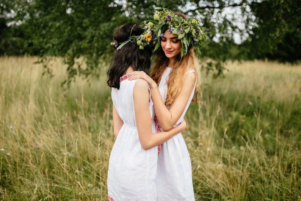 młode kobiety piękne etniczne ubrania w lato pole - Zdjęcie, obraz