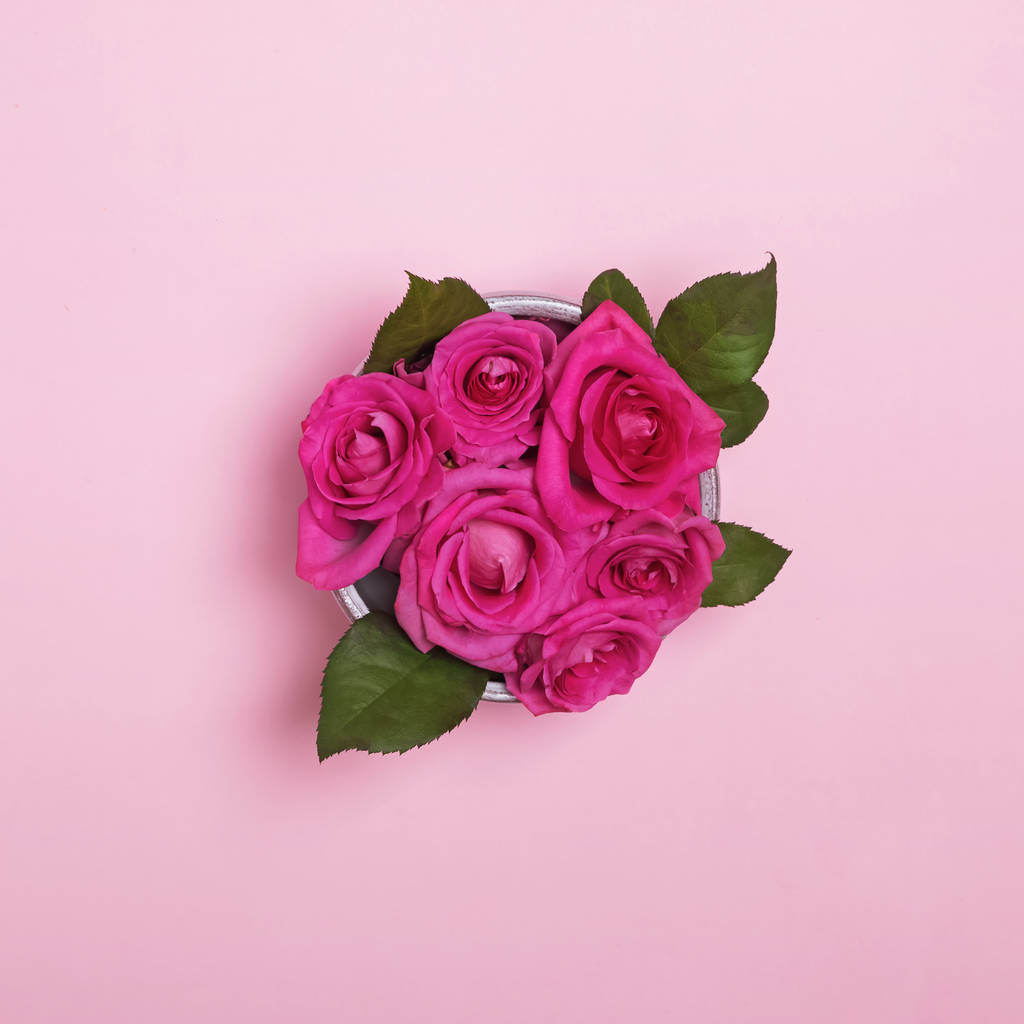 Beautiful roses bouquet in a bowl on the pink background - Photo, Image