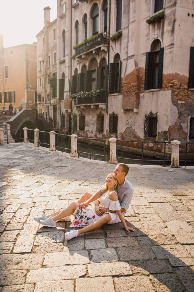 Genç güzel kız beyaz gömlek yürüyüş Venedik İtalya sokaklarında elbise erkek çift - Fotoğraf, Görsel