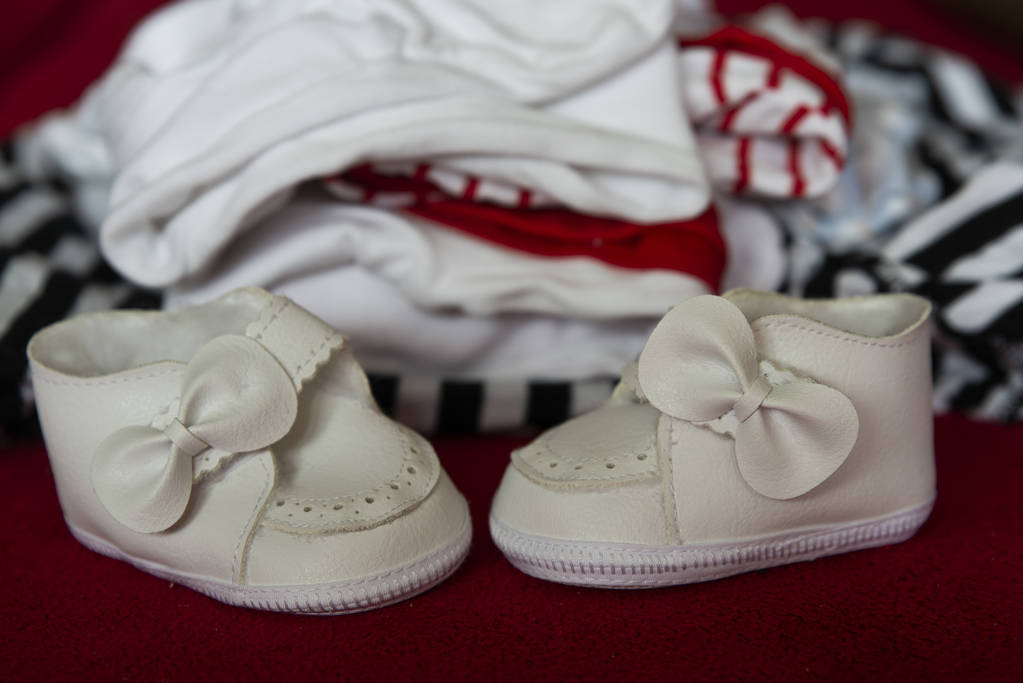ropa para un niño pequeño, primer plano en los zapatos
 - Foto, imagen