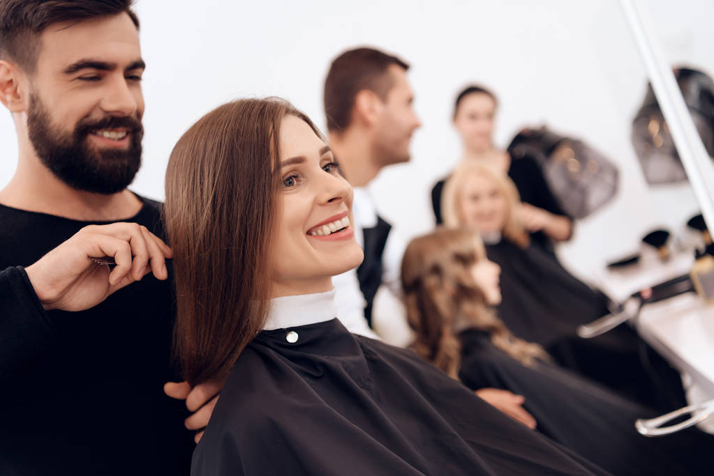 Três estilistas fazem o penteado de mulheres de idades diferentes no cabeleireiro
. - Foto, Imagem
