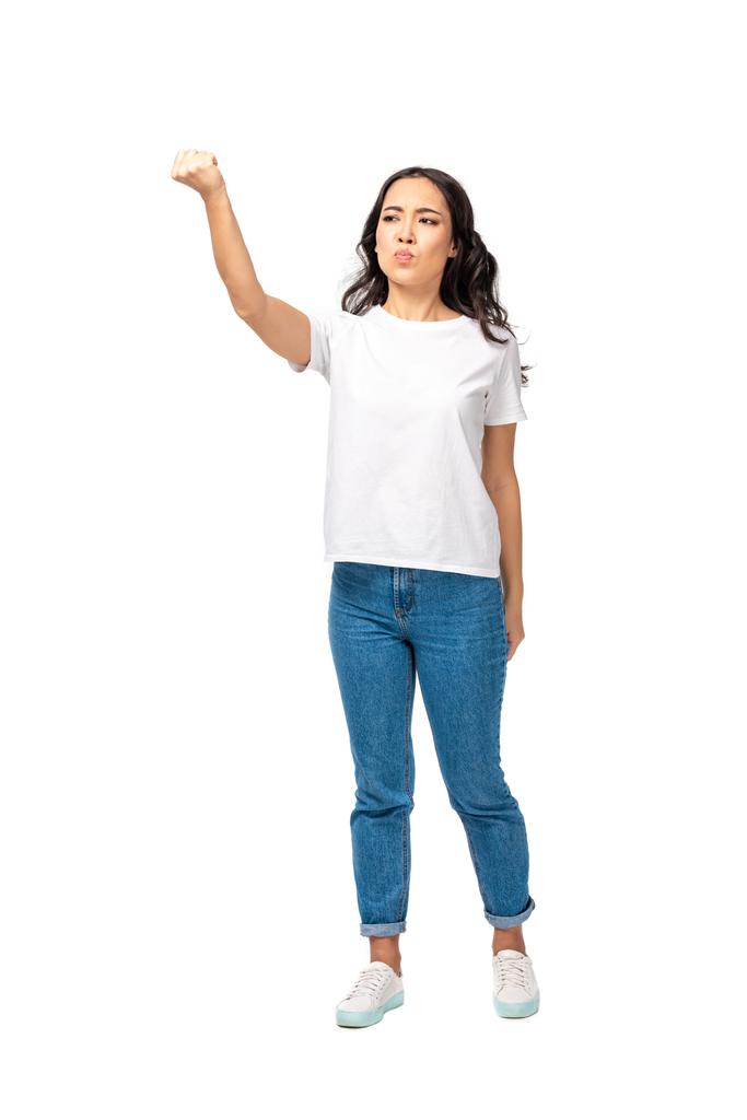 wütend junge asiatische Frau zeigt erhobene Faust isoliert auf weiß - Foto, Bild