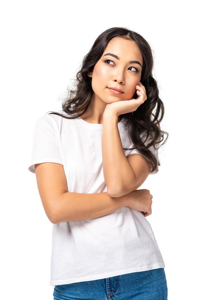 Pensive jeune asiatique femme en blanc t-shirt tenant la main sous le menton isolé sur blanc
 - Photo, image