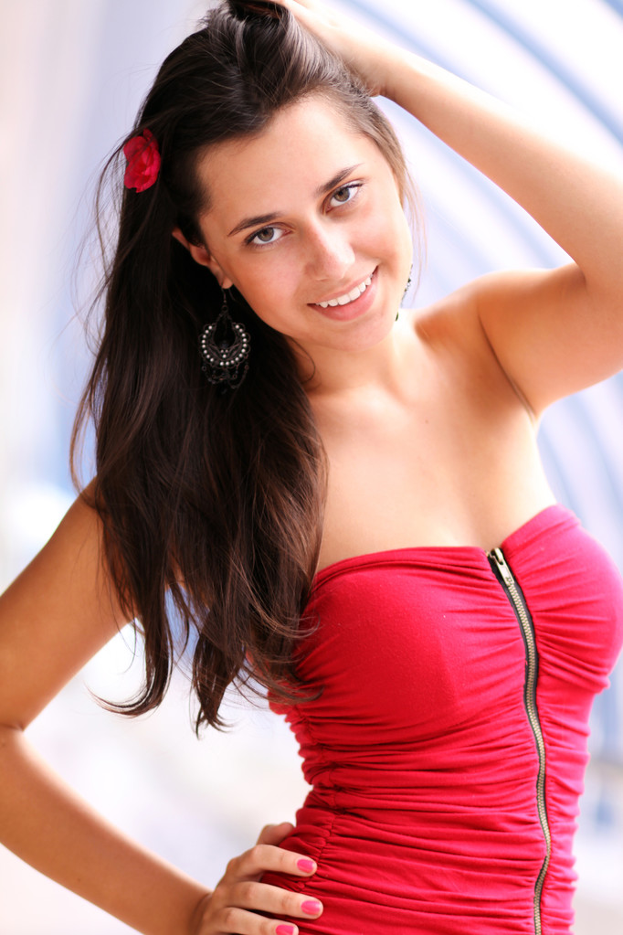 Красива молода жінка в червоній сукні
 - Фото, зображення