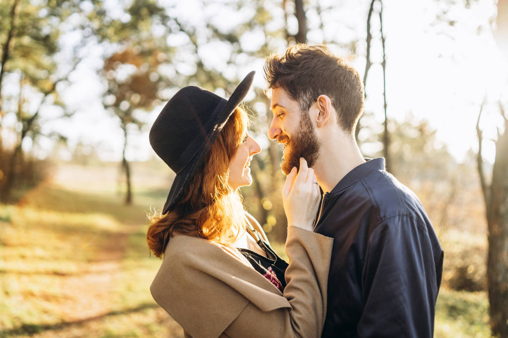 Feliz pareja romántica joven pasar tiempo juntos al aire libre
 - Foto, Imagen