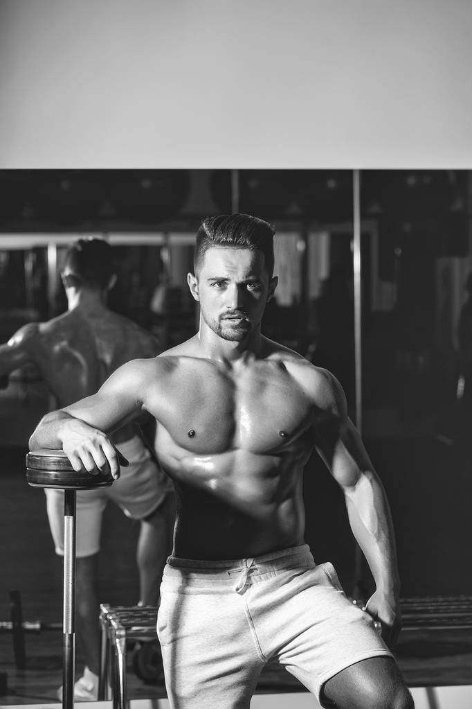 muskulöser Mann mit Langhantel - Foto, Bild