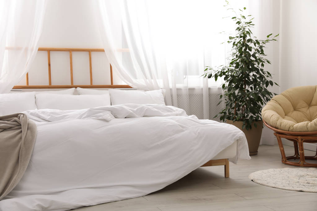 Lekki, nowoczesny pokój wnętrze i wygodne łóżko - Zdjęcie, obraz