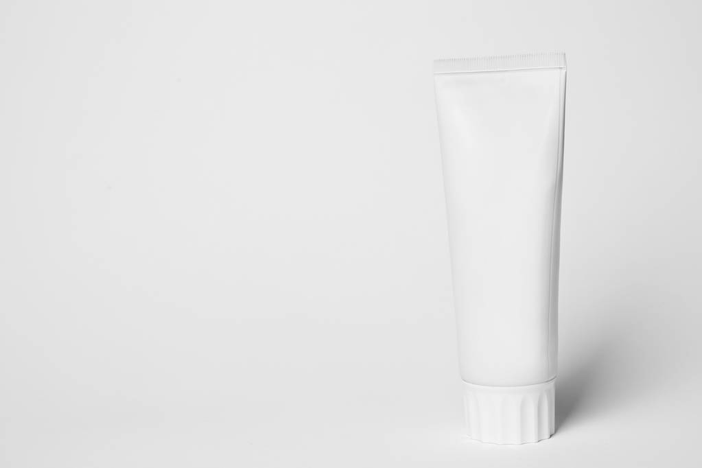 Tubo em branco de pasta de dentes sobre fundo branco. Espaço para texto
 - Foto, Imagem