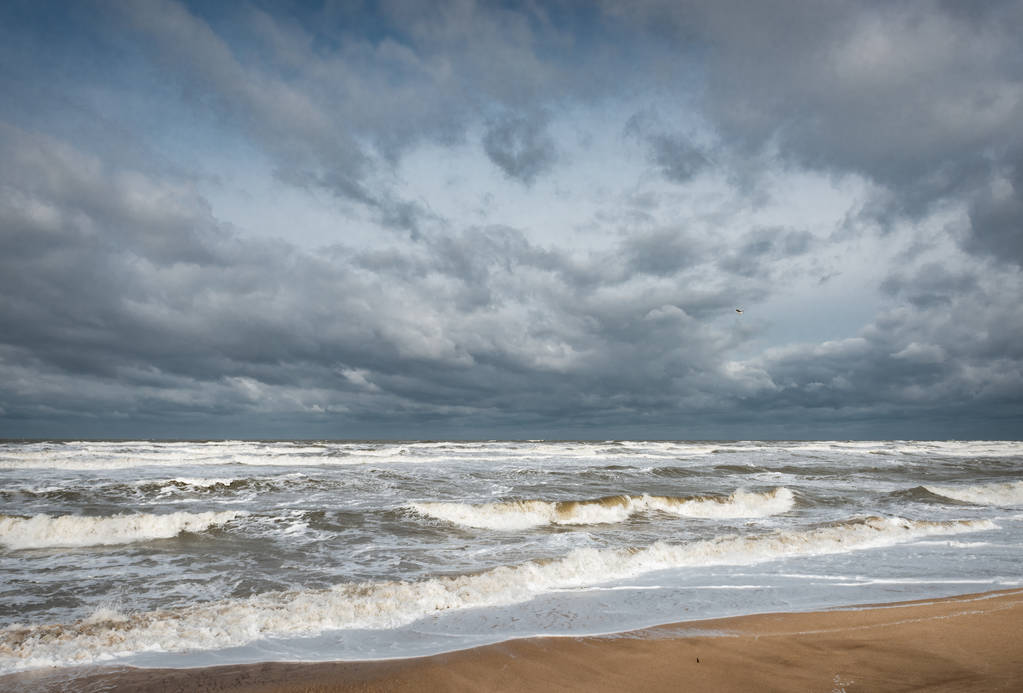 Myrskyinen vaahtoava meri, suuret aallot
 - Valokuva, kuva