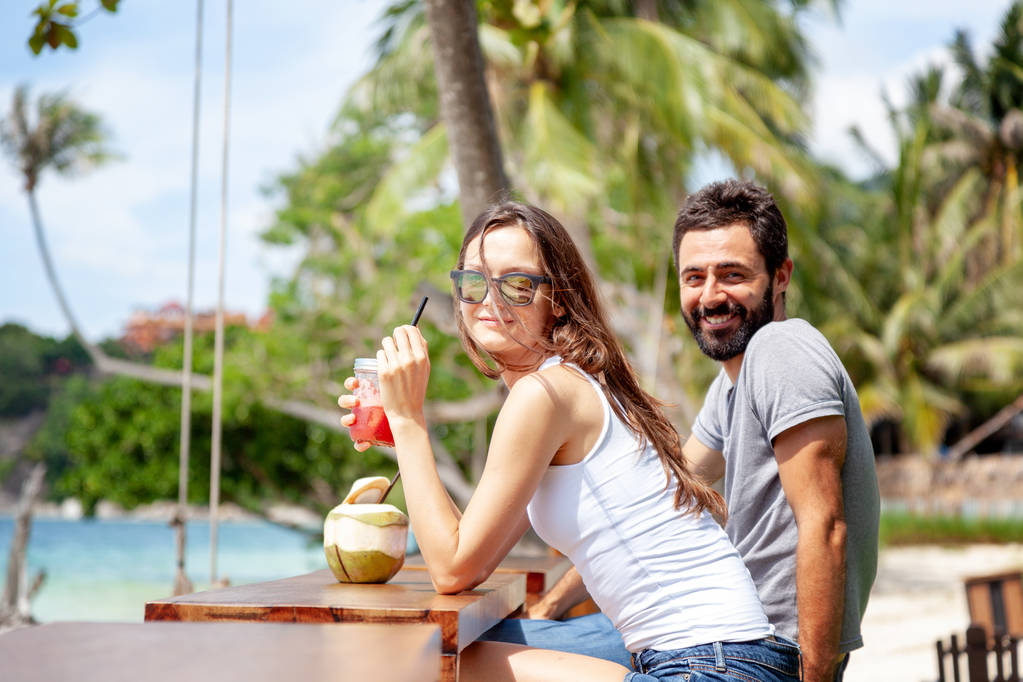Jeune beau couple amoureux de la mer tropicale, dans un café de plage pendant les vacances de lune de miel, Saint Valentin. Concept d'amour. Voyage sur l'île
 - Photo, image
