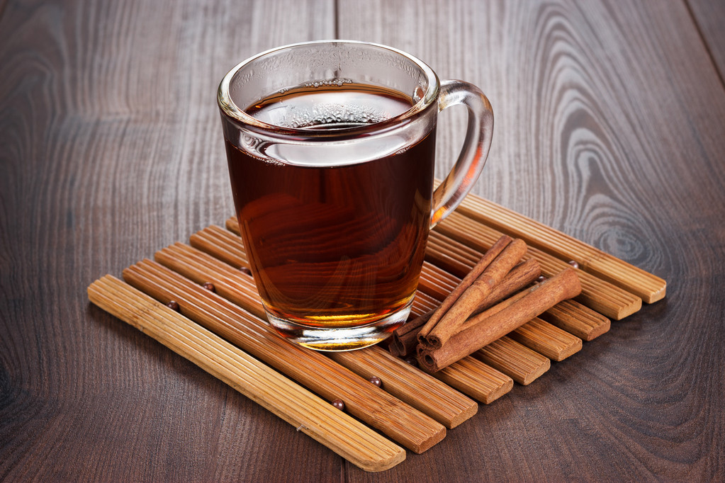 Tasse avec thé chaud et bâtonnets de cannelle
 - Photo, image