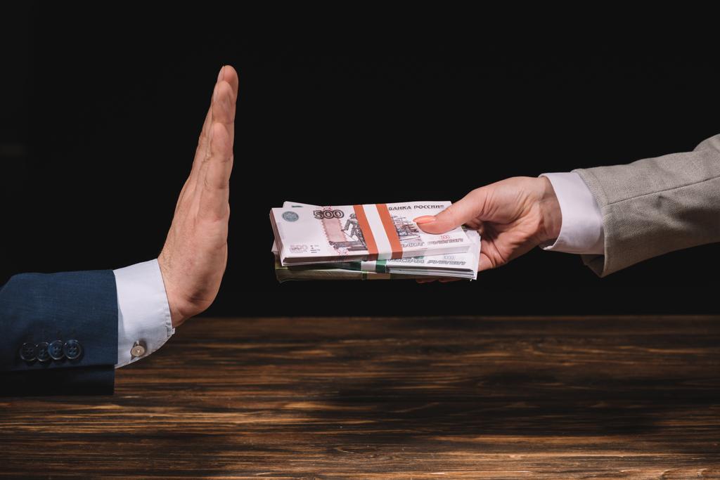обрезанный снимок предпринимательницы, дающей банкноты российским рублям бизнесмену, не показывающей черного
 - Фото, изображение