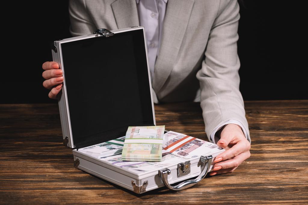 περικοπεί βολή του επιχειρηματίας που κρατάτε βαλίτσα χρηματοκιβώτιο με Ρωσικά ρούβλια τραπεζογραμματίων - Φωτογραφία, εικόνα