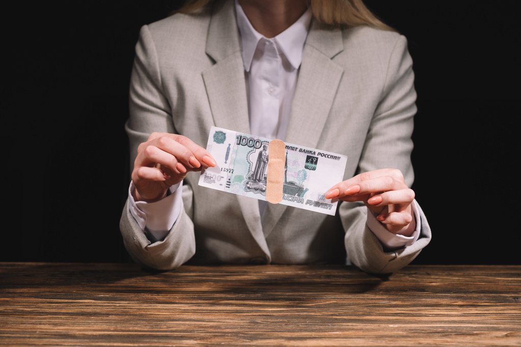 Oříznout záběr podnikatelka držení ruských rublů bankovek s lékařskou patch - Fotografie, Obrázek
