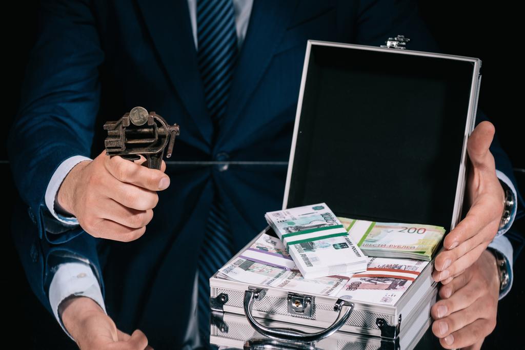 περικοπεί shot επιχειρηματία κρατώντας σιδήρου μέγγενη εργαλείο με Ρωσικό Ρούβλι Ρωσίας κέρμα και βαλίτσα χρηματοκιβώτιο με τραπεζογραμμάτια - Φωτογραφία, εικόνα