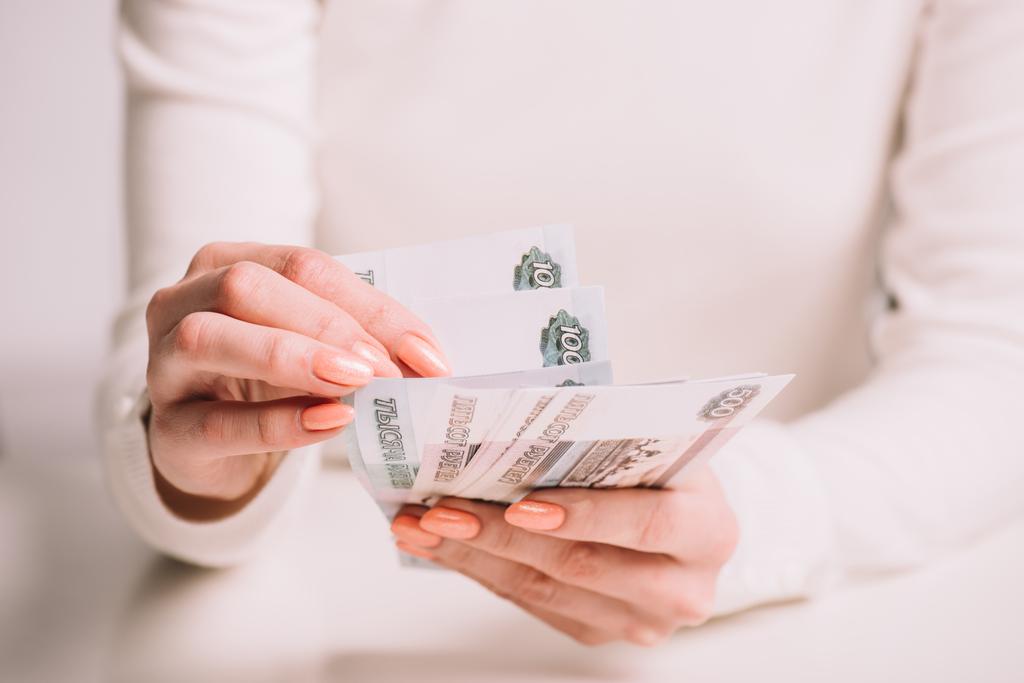 rajattu kuva naisesta laskemassa Venäjän ruplaa setelit, valikoiva painopiste
 - Valokuva, kuva