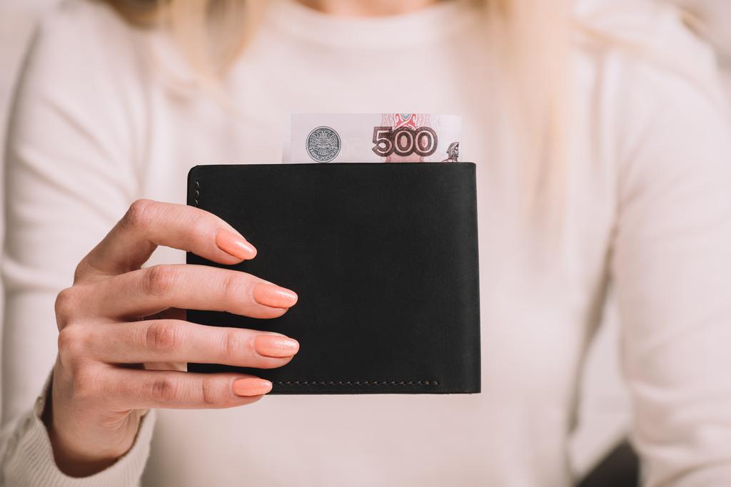 Close-up gedeeltelijke weergave van vrouw met portemonnee met Russische roebels bankbiljetten - Foto, afbeelding