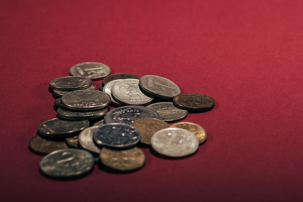 Nahaufnahme der russischen Rubel-Münzen auf rotem Hintergrund - Foto, Bild