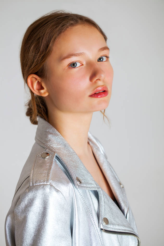 Портрет девочки-подростка крупным планом без грима
 - Фото, изображение