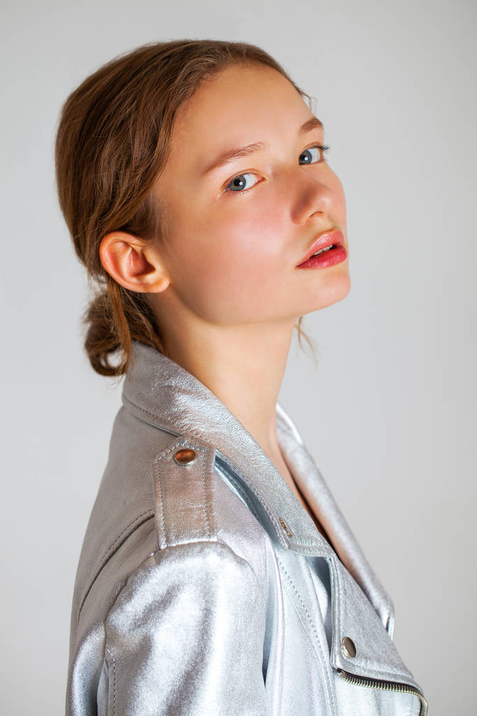 Porträt eines jungen Teenie-Mädchens in Nahaufnahme ohne Make-up - Foto, Bild