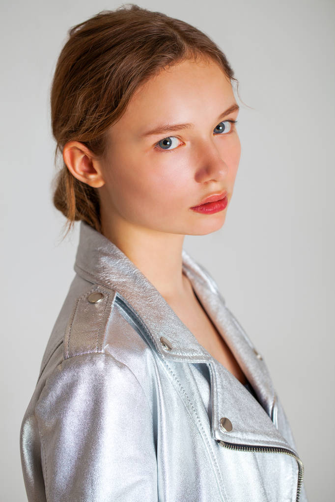 Porträt eines jungen Teenie-Mädchens in Nahaufnahme ohne Make-up - Foto, Bild