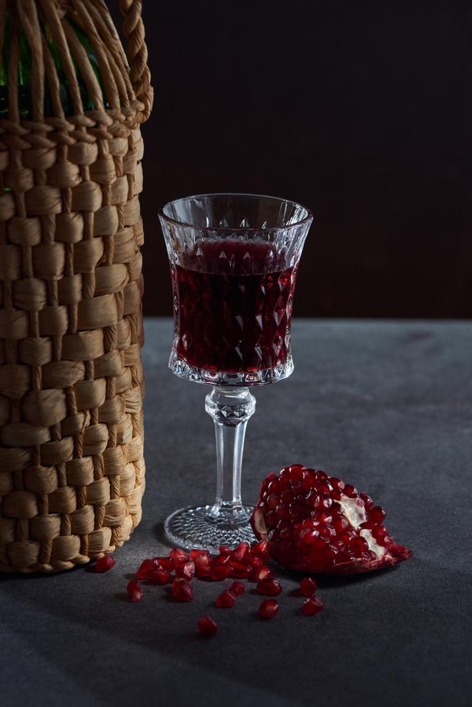 Studio shot van de wijnfles, wijnglas en granaat - Foto, afbeelding