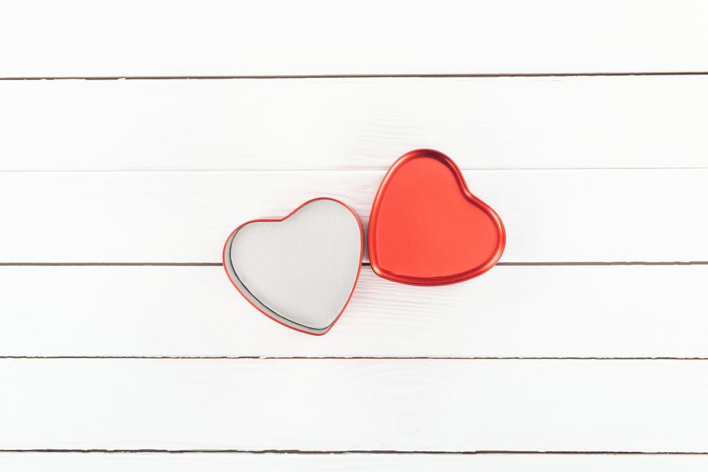 felülnézet piros szív alakú doboz, fehér fa háttér, Szent Valentin-nap koncepció - Fotó, kép