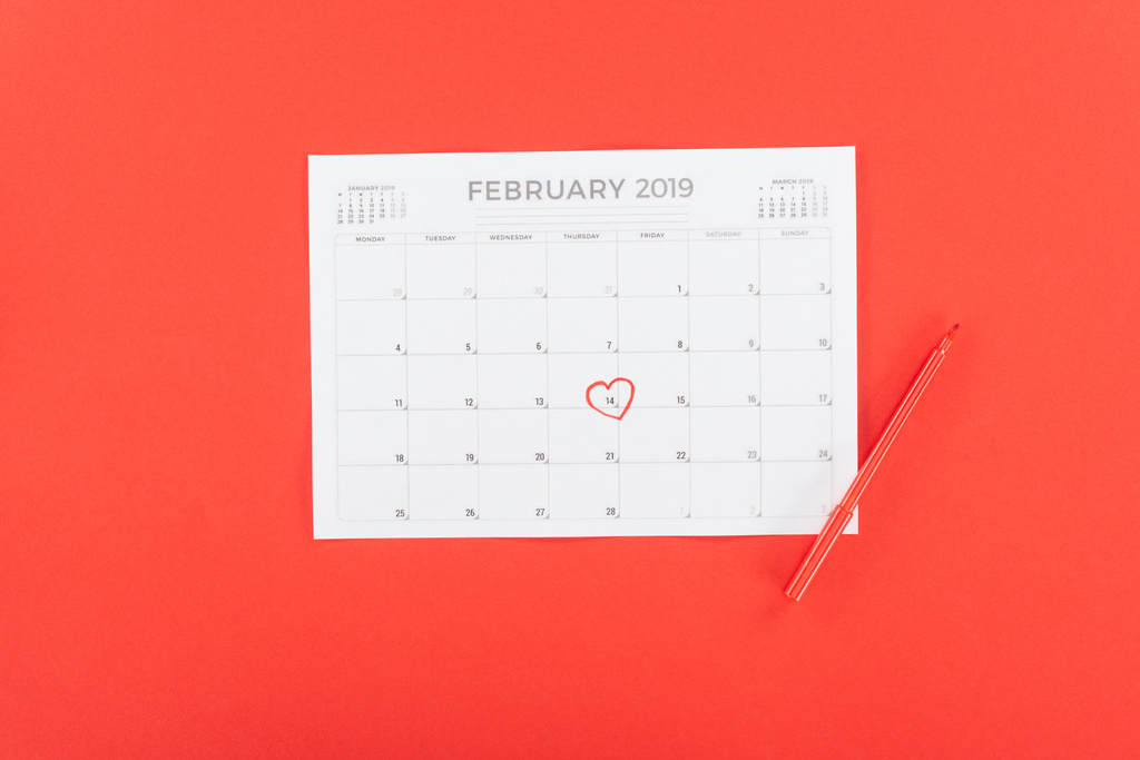 vista superior del calendario con fecha de 14 de febrero marcada con el corazón aislado en rojo, San Valentín concepto de día
 - Foto, imagen