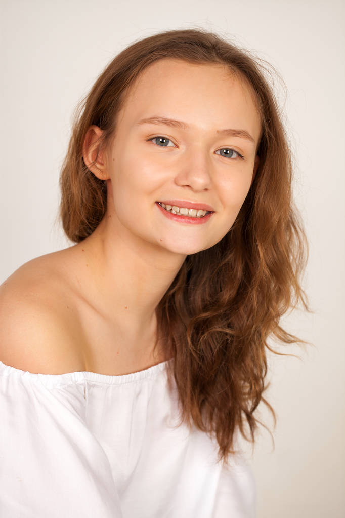Retrato de uma jovem adolescente close-up sem maquiagem, isolado no fundo vermelho
 - Foto, Imagem