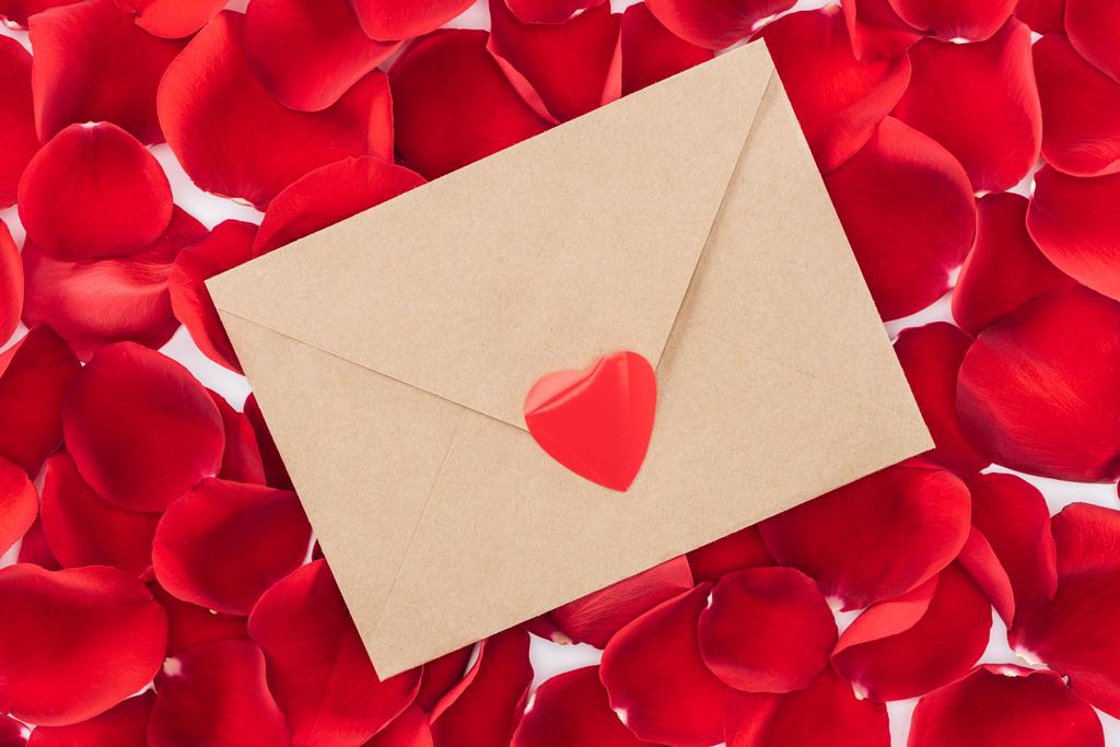 vue du haut de l'enveloppe avec coeur et pétales de rose rouge sur le fond, concept St Valentin
 - Photo, image