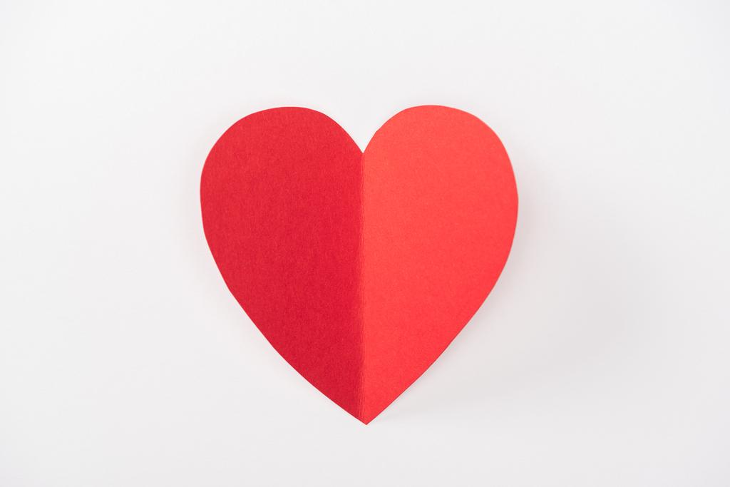 Draufsicht des Herzens aus Papier isoliert auf weiß mit Kopierraum, Valentinstag-Konzept - Foto, Bild