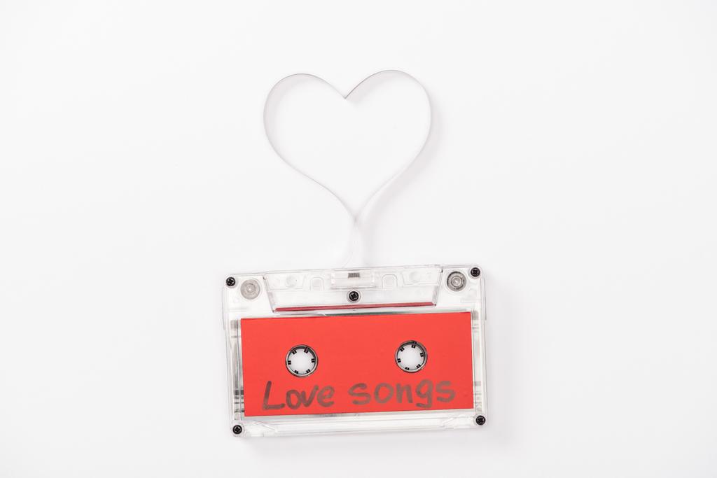 κάτοψη του κασέτα με «τραγούδια αγάπης», γράμματα και σύμβολο που απομονώνονται σε λευκό, Αγίου Βαλεντίνου έννοια της καρδιάς - Φωτογραφία, εικόνα